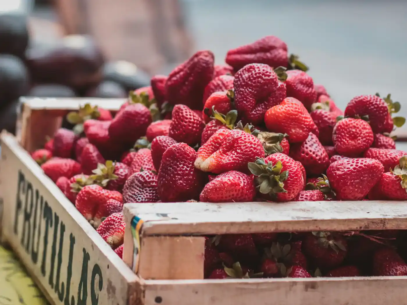 800x600 Wooden crate filled with fresh strawberries